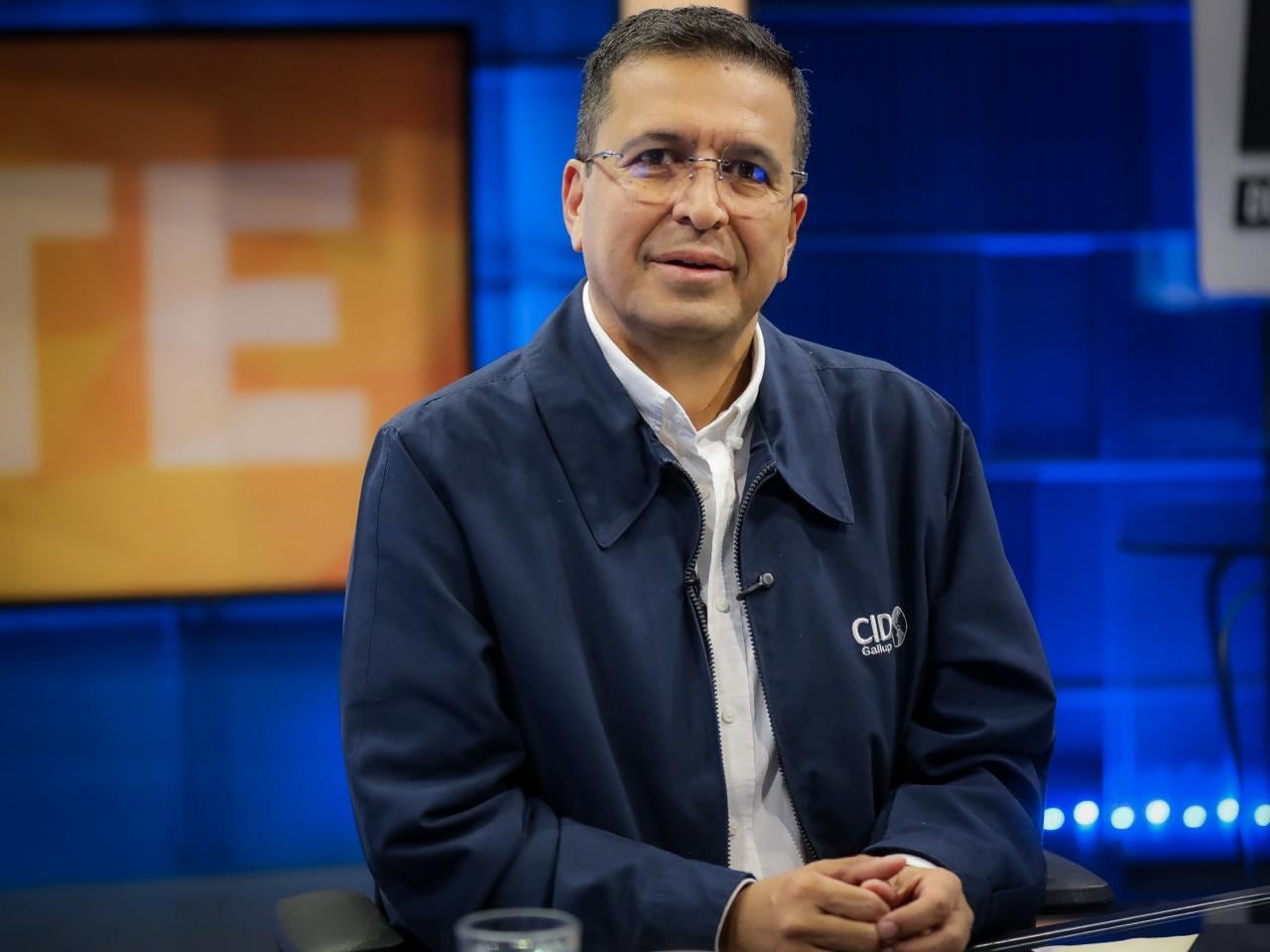 El gerente general de CID Gallup, Luis Haug, durante la presentación de los datos que confirman el estancamiento de las fuerzas tradicionales en El Salvador (Cortesía Secretaría de Prensa).