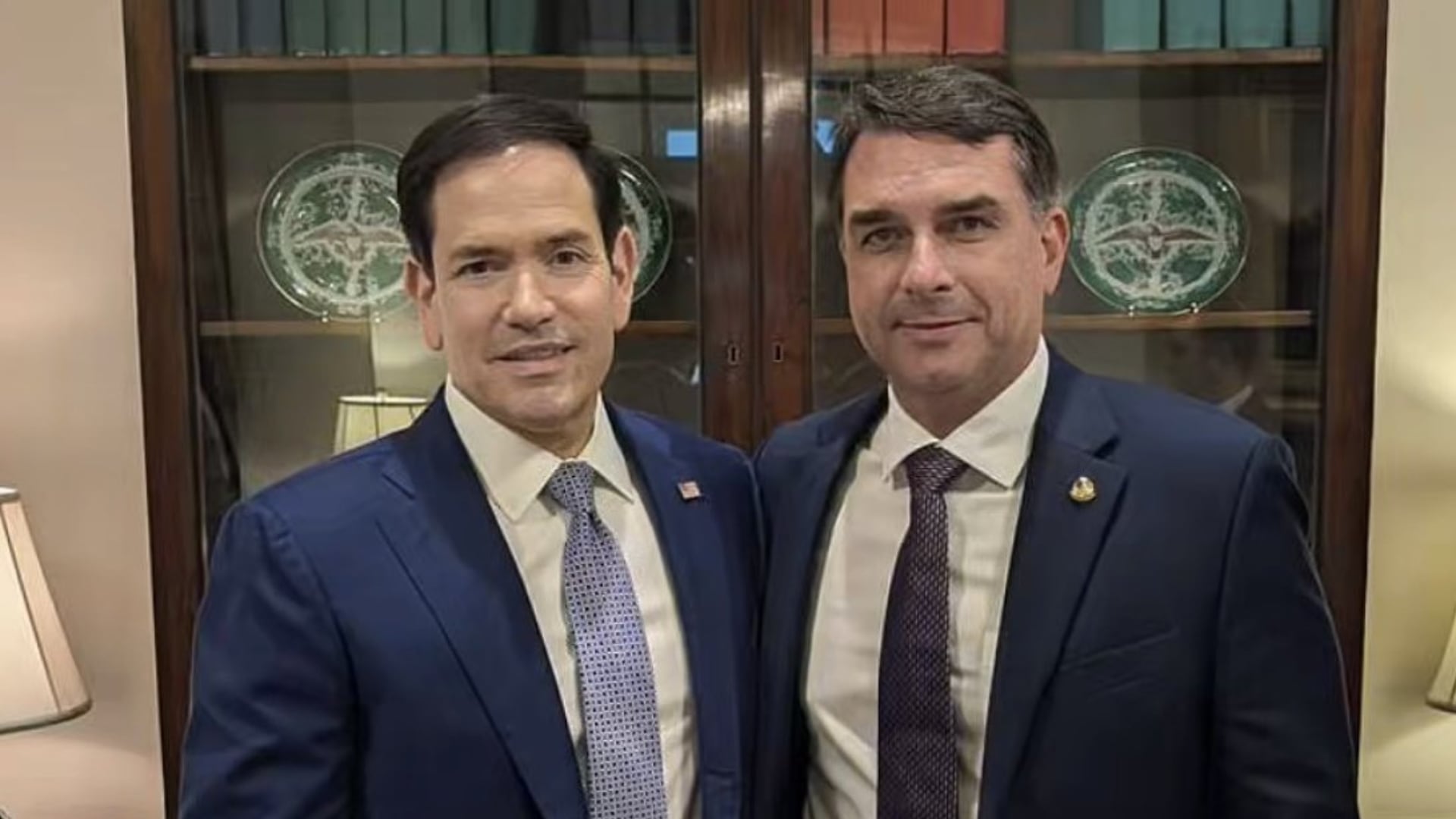 Flávio Bolsonaro (der.) aseguró que con Marco Rubio seguirán fortaleciendo las relaciones internacionales, defendiendo la libertad, la democracia y los valores que unen a millones de brasileños y estadounidenses (@FlavioBolsonaro)