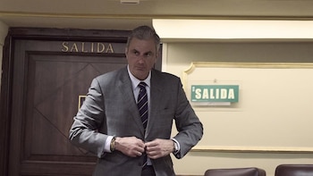 El Congreso reubica a Ortega Smith en el hemiciclo tras su paso al Grupo Mixto y le coloca en el escaño que ocupó Ábalos
