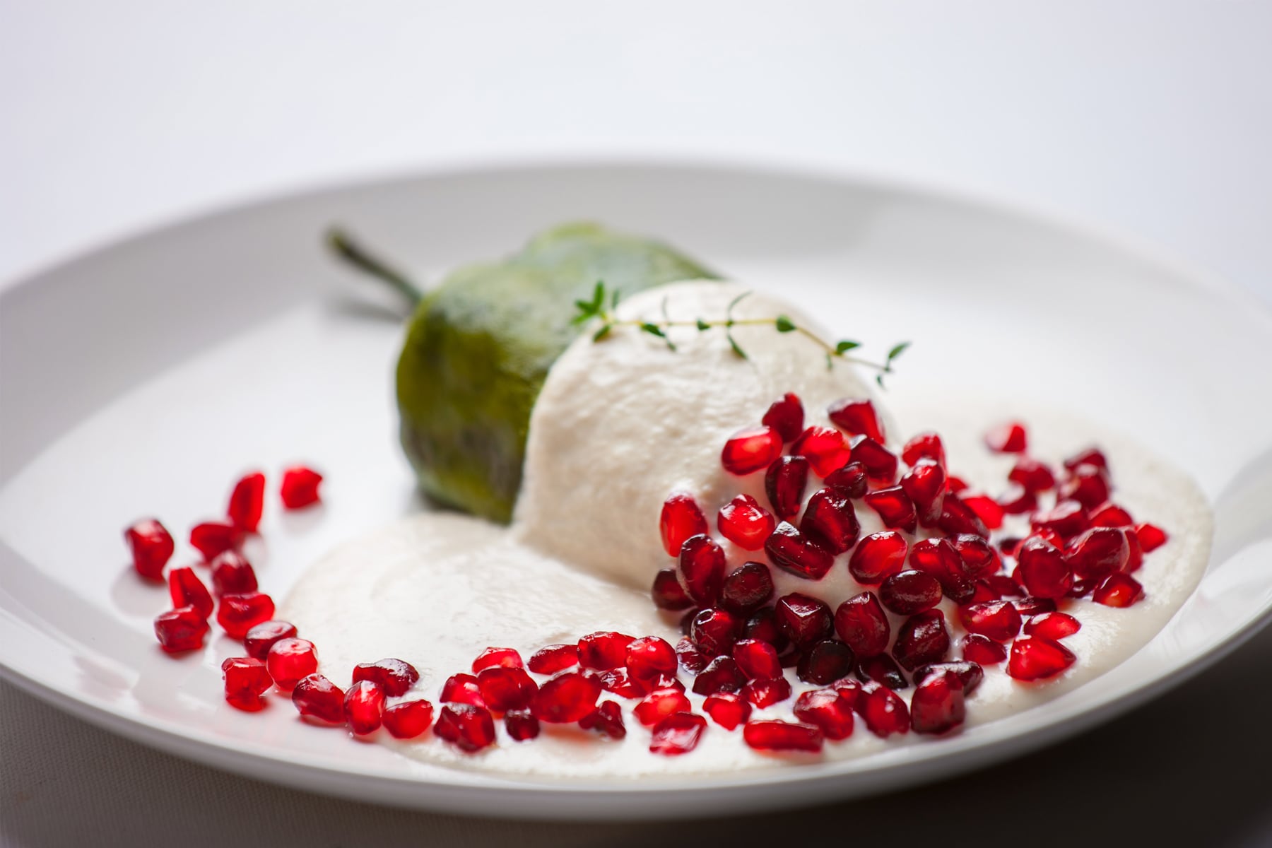 Durante agosto y septiembre, los chiles en nogada, un icónico platillo de la gastronomía mexicana, se destacan como un favorito indiscutible en las celebraciones patrias.
