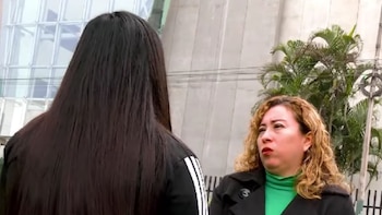 Joven halla celular grabando en