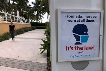 Una persona camina junto a