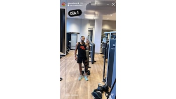 Alexander Callens en el gimnasio con una férula en su pierna izquierda. | Foto: Instagram