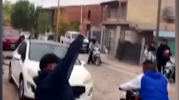 Tiros al aire y una moto incendiada: la despedida tumbera a un joven asesinado en Neuquén