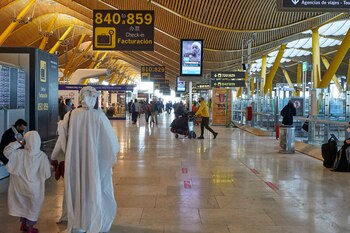 12/01/2021 Varios pasajeros caminan por las instalaciones de la Terminal 4 del aeropuerto Madrid-Barajas Adolfo Suárez, en Madrid (España), a 12 de enero de 2021. Las conexiones del aeropuerto Madrid-Barajas Adolfo Suárez siguen este martes sufriendo cancelaciones por los efectos de la borrasca Filomena, que ha afectado al aeródromo madrileño, aunque está recuperando de manera 'gradual' la actividad. Así, Iberia operará este martes los nueve vuelos de largo radio programados y la mitad de los vuelos de largo radio programados y la mitad de los previstos en su red de corto y medio radio para conectar Madrid con el resto de España y Europa.
POLITICA
Jesús Hellín - Europa Press