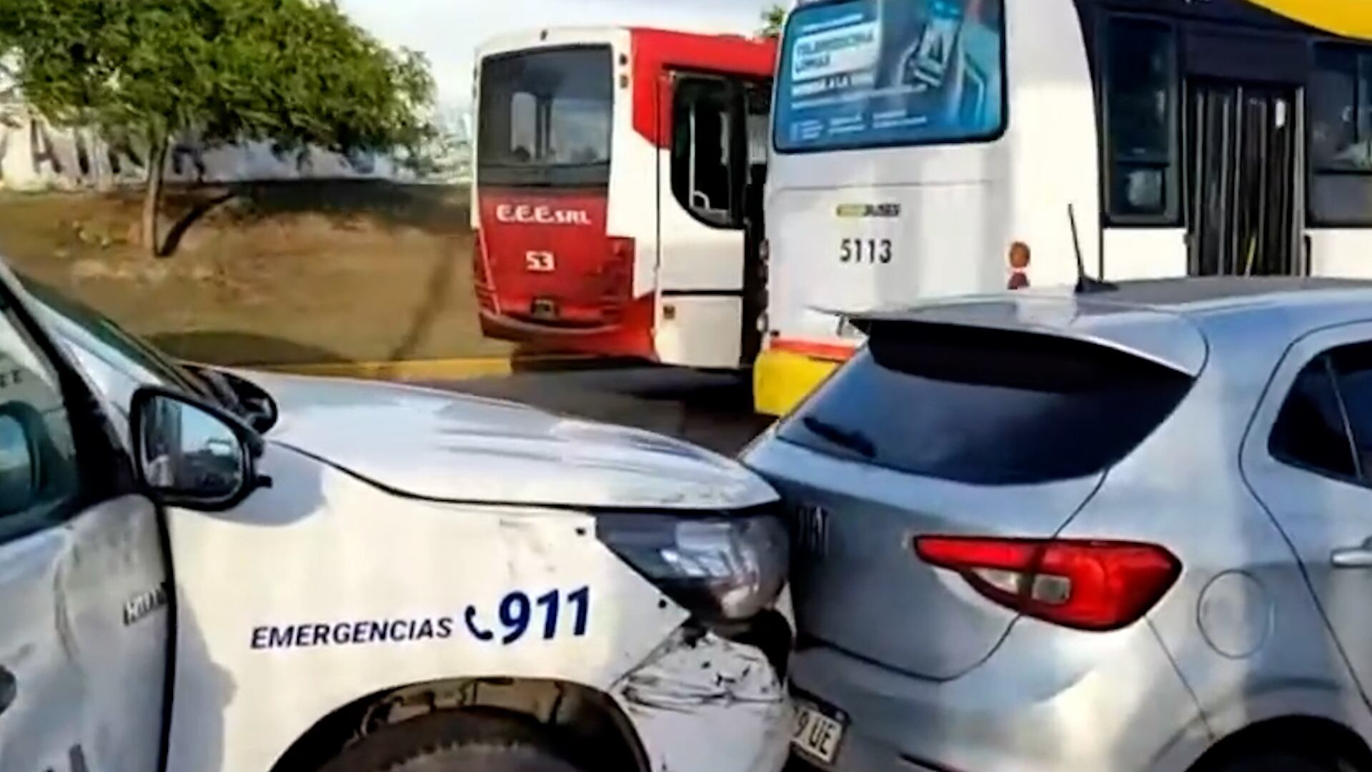 Un móvil de la Policía también formó parte del incidente