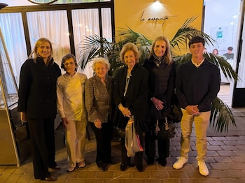 La reina Sofía y las infantas Elena y Cristina con los dueños y chefs del restaurante 'La marquesita' (INSTAGRAM).