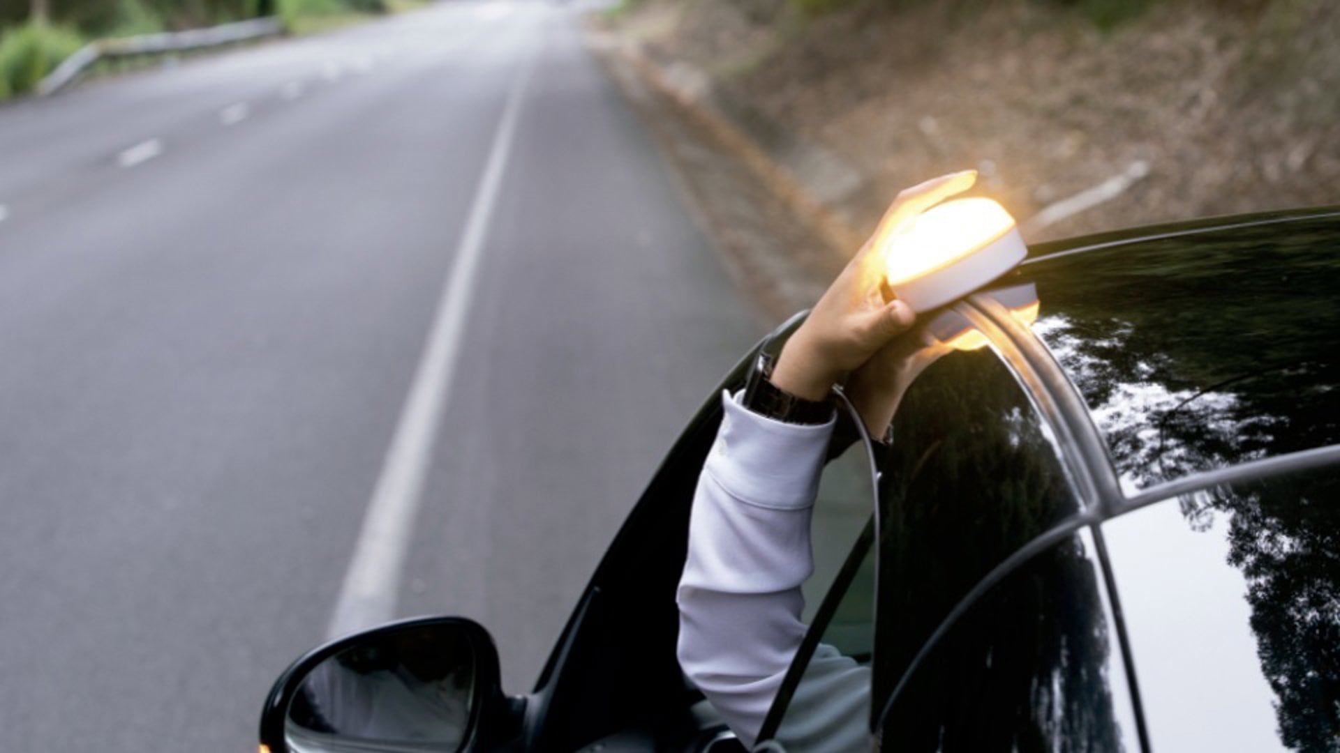 A partir del 1 de enero, será obligatorio llevar la baliza V16 en el coche: dónde se puede comprar y cómo asegurarse de que cumple la homologación (Europa Press)