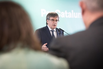 27/10/2025 El presidente de Junts, Carles Puigdemont, durante una rueda de prensa, en el espacio Les 5 Éléments, a 27 de octubre de 2025, en Perpignan (Francia). La ejecutiva de Junts, con Puigdemont al frente, ha acordado por unanimidad romper con el PSOE. La decisión deberá ser ratificada por la militancia en consulta interna este miércoles y jueves. Antes, la formación celebrará este martes un Consell Nacional en Barcelona para abordar la decisión acordada.
POLITICA
Glòria Sánchez - Europa Press
