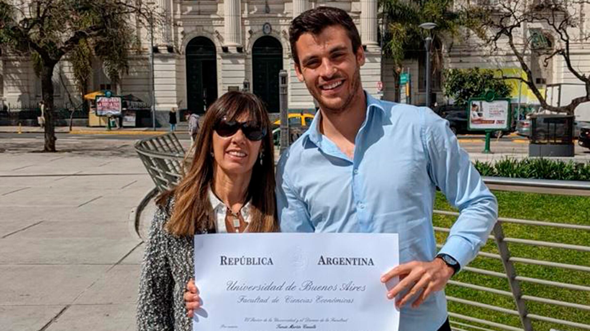 Tomás y Gabriela frente a la Facultad de Ciencias Económicas de la UBA