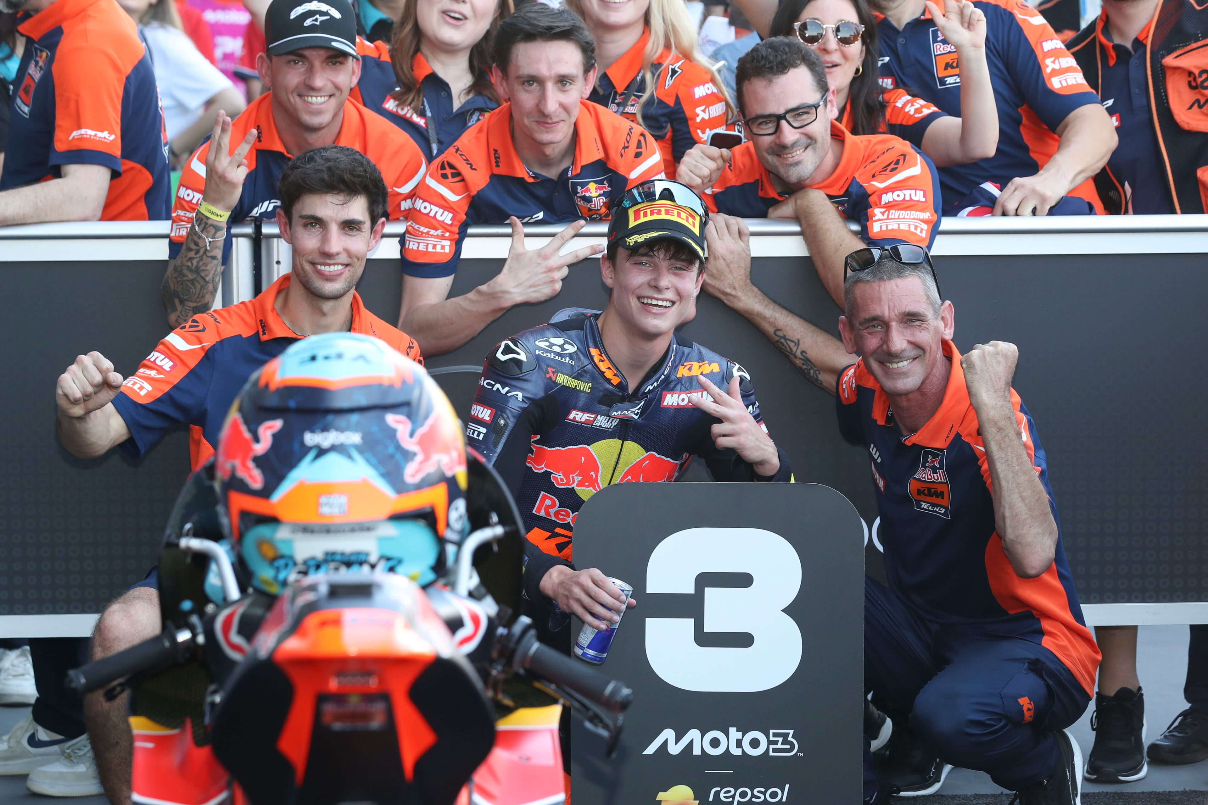 Valentín Perrone celebra su podio en Moto3 en el arranque del campeonato 2026 (David Goldman / Red Bull Content Pool)