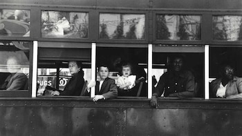 Las mejores exposiciones para ver en junio en Madrid: de Ewa Juszkiewicz en el Thyssen a Robert Frank y los Americanos en Fundación Telefónica