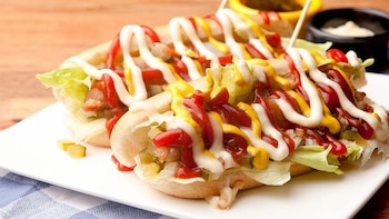 El perro caliente colombiano está