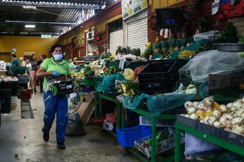 Bogotá. Marzo 19 del 2020. Dada la alerta amarilla que vive Bogotá por el Coronavirus, el Instituto para la Economía Social – IPES – adelanta varias acciones en las Plazas Distritales de Mercado para que los comerciantes y usuarios de estos centros de abastecimiento de alimentos, contengan la propagación de esta pandemia. (Colprensa - Diego Pineda)