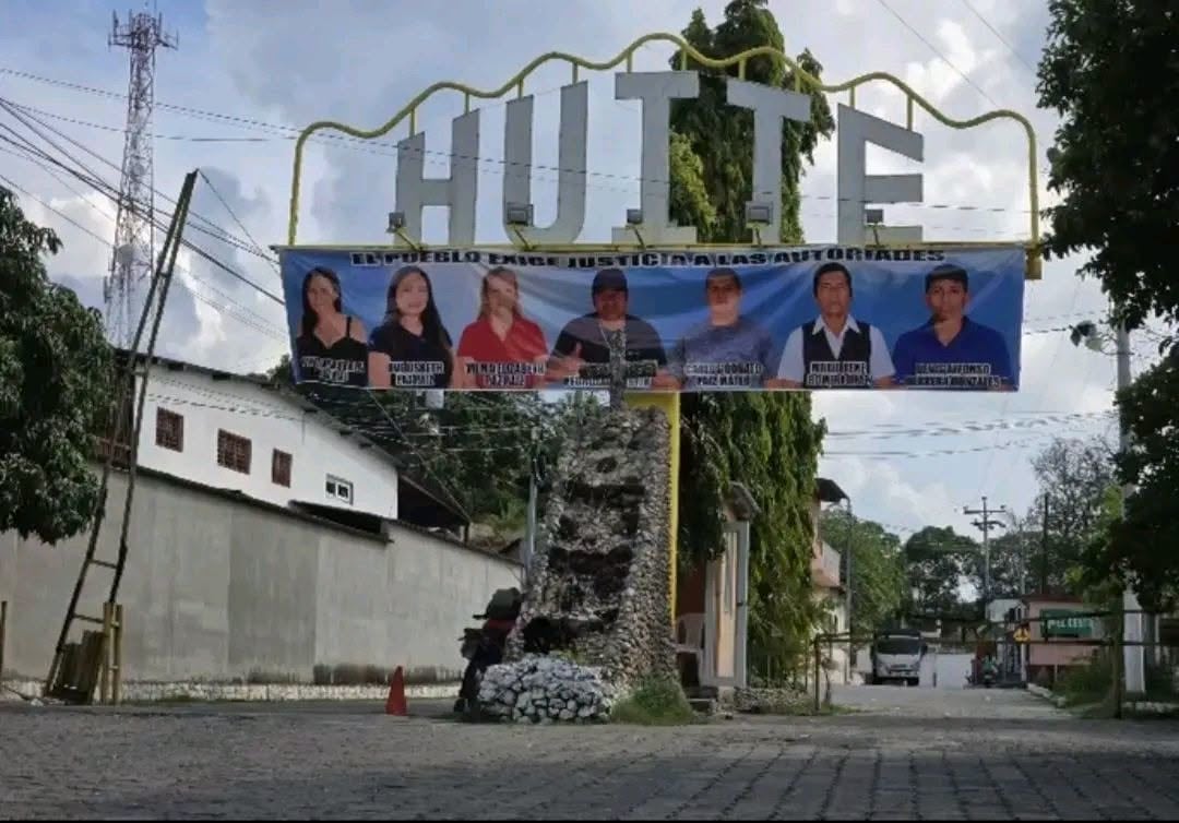 El ingreso al municipio de Huité, en Zacapa, Guatemala, tiene una manta con las fotografías de las víctimas que fallecieron durante un confuso incidente armado el pasado 27 de septiembre. (Facebook)