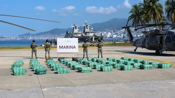 Fueron más de 50 bultos los asegurados tras la intercepción de la lancha. Crédito: Gabinete de Seguridad