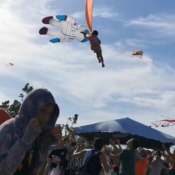 La niña, volando sobre la