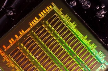 Una nueva técnica de integración de componentes ópticos en diseños de fabricación de chips existentes con pequeñas modificaciones permitirá el uso de tecnologías de transistores más modernas. AMIR ATABAKI