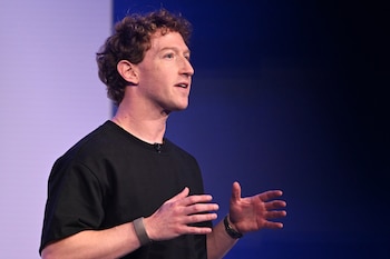 Arturo Bejar sostuvo que en Meta los cambios de seguridad para usuarios jóvenes solo avanzaban si Mark Zuckerberg los convertía en prioridad (AP Foto/Nic Coury).