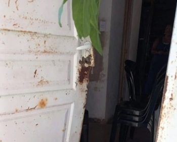 Una puerta de metal oxidada