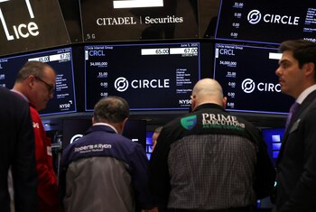 Operadores trabajan en el parqué