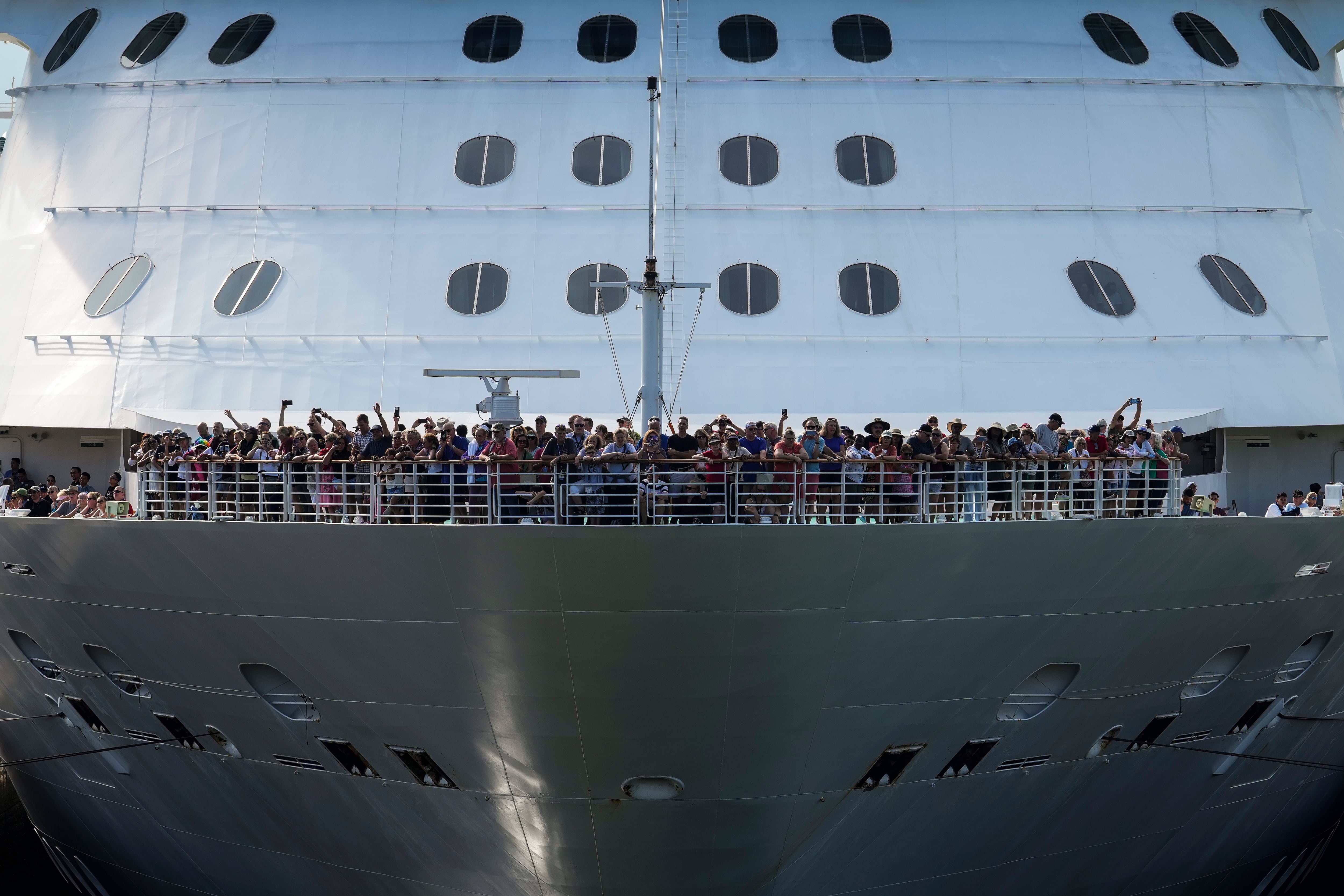 Los puertos de cruceros del país recibieron 344,408 cruceristas en 2025, con un crecimiento de 11.5% respecto al año anterior. AP
