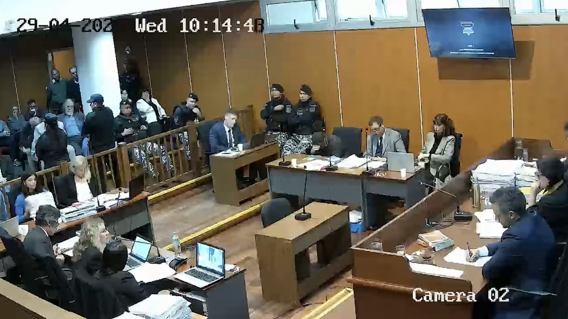 Una vista general del interior de la sala de audiencias durante la etapa de alegatos en el juicio por el femicidio de Mercedes Kvedaras en Salta. (Captura de video)