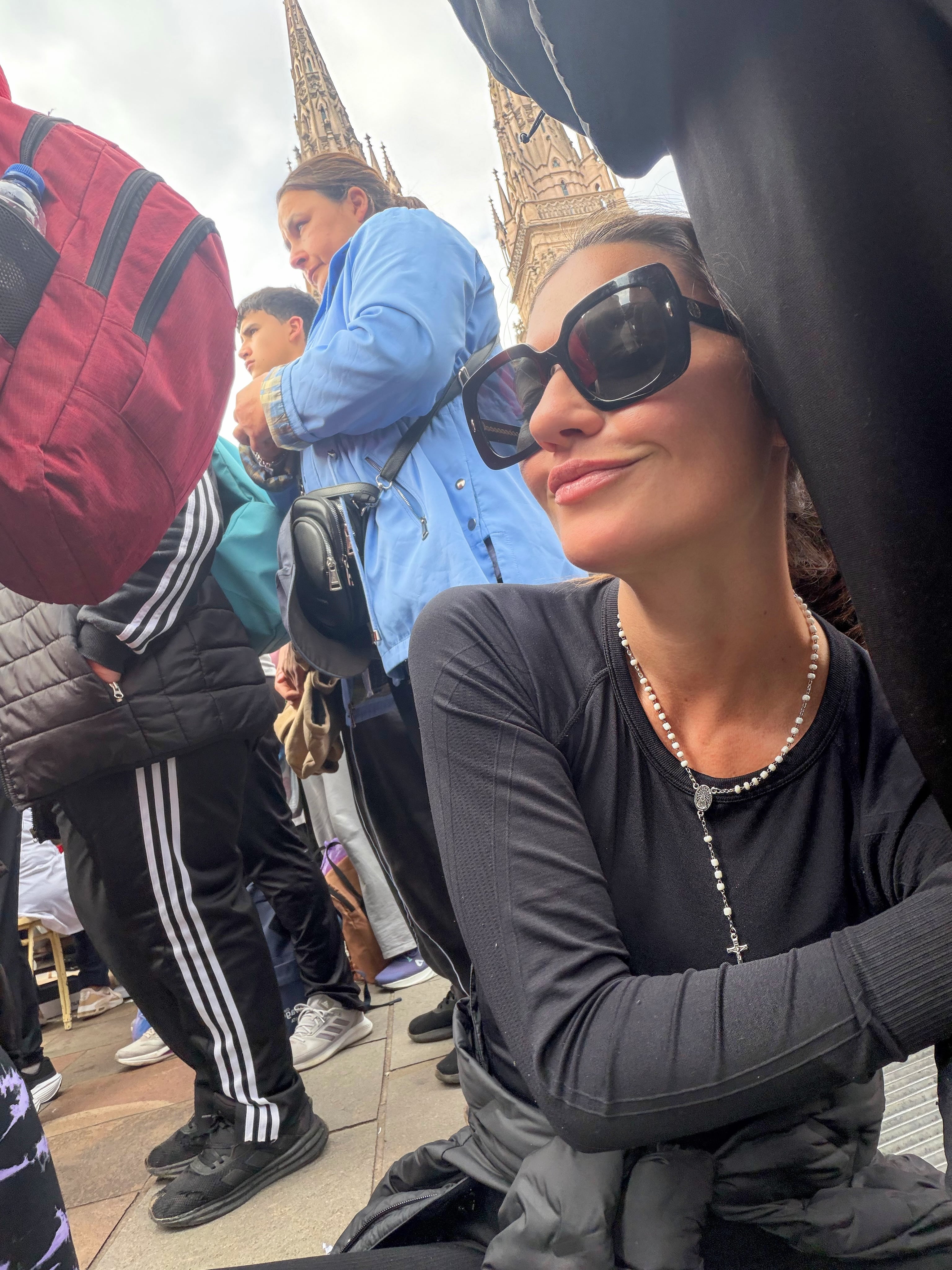 Sofía descansó en medio de los peregrinos a pasos de la Basílica