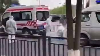 Un menor caminando hacia una