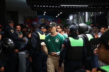 Aficionados realizan filas para ingresar al Tren Ligero con dirección al Estadio Ciudad de México, donde el acceso al servicio se realiza únicamente mediante la presentación de boleto para los eventos relacionados con la Copa Mundial de Futbol 2026 (FOTO: GALO CAÑAS/CUARTOSCURO.COM)