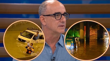 Un hombre con lentes y camisa azul frente a un fondo borroso. Dos círculos superpuestos muestran un auto blanco y un mototaxi semisumergidos en agua.
