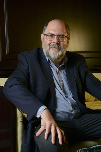 El científico argentino vive con