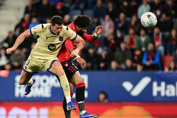 El delantero del Barcelona Robert Lewandoswki remata para marcar el 0-1, durante el partido de LaLiga de fútbol que CA Osasuna y FC Barcelona disputaron en el estadio de El Sadar, en Pamplona-crédito Iñaki Porto/EFE