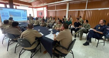 Armadas de trece países se