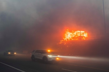 Vehículos pasan por delante de