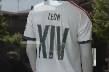 La camiseta del Real Madrid con el nombre del papa (EFE)