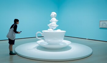 Una visitante observa un objeto