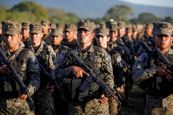 Para luchar contra la criminalidad, en El Salvador se ha instalado un régimen de excepción, llamado 'Plan Control Territorial’, dando autoridad a las Fuerzas Armadas para tomar el control de zonas críticas. | REUTERS/Jose Cabezas