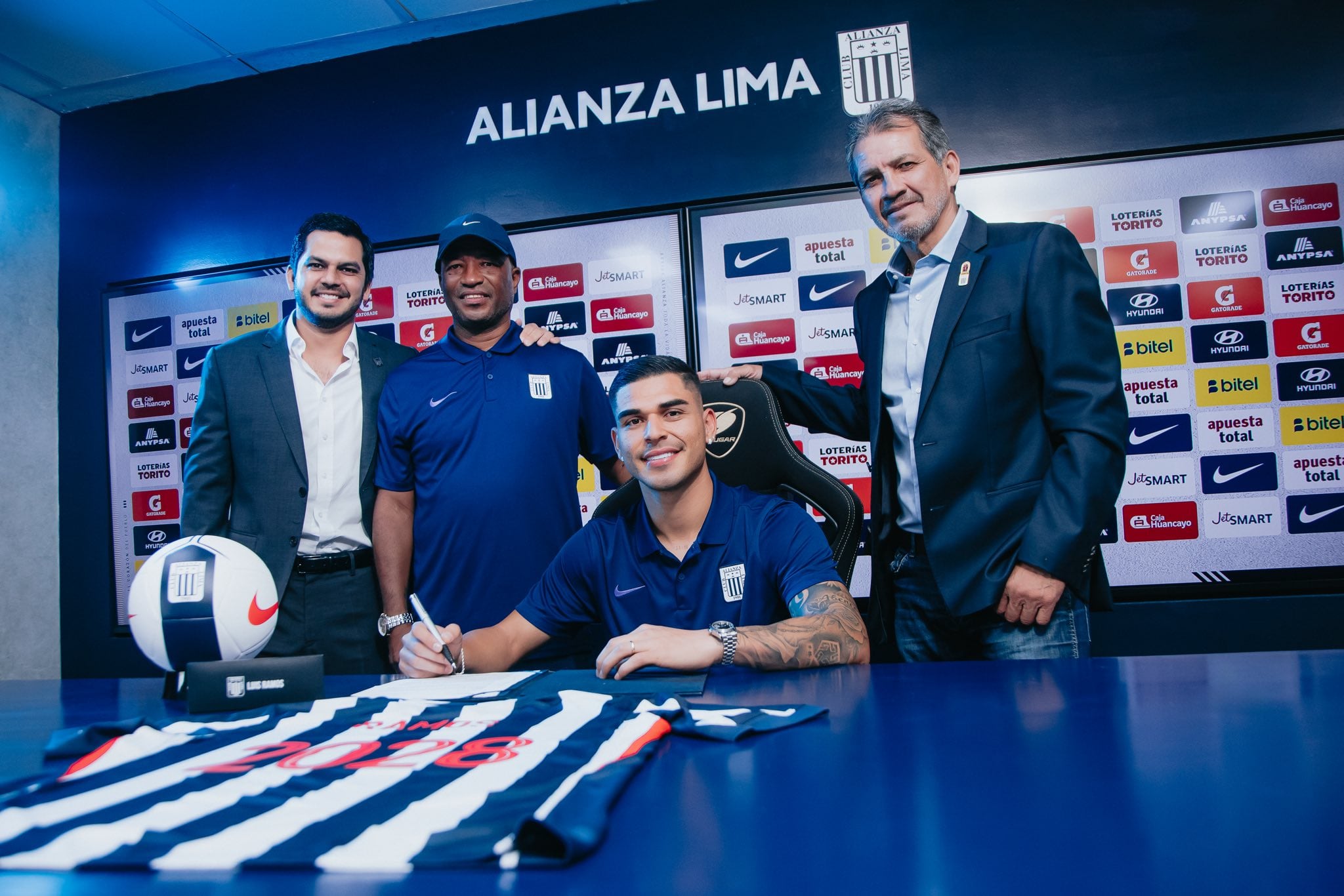 Luis Ramos durante la firma del contrato de Alianza Lima junto a los Navarro y Waldir Sáenz. - créditos: Alianza Lima