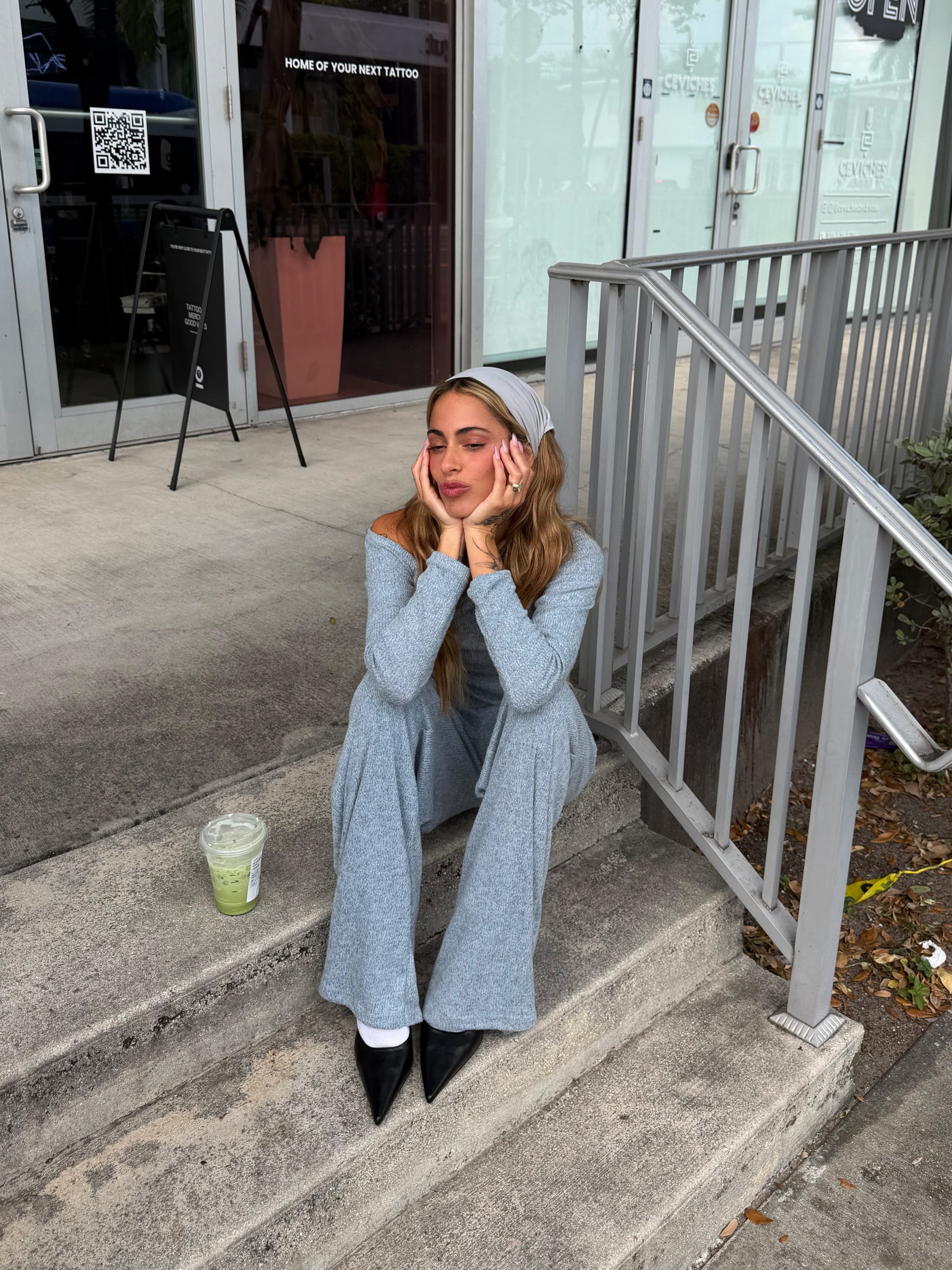 Tini Stoessel apareció en un estudio de tatuajes de Miami y el carrusel sugirió que sumó un nuevo diseño floral en una mano
