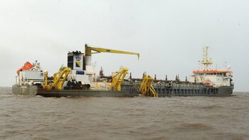 Una draga trabajando en el