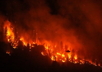 Las órdenes de salida alcanzaron a comunidades como Summerland y Peachland, donde se activaron rescates y traslados por aire (Darryl Dyck/The Canadian Press vía AP, archivo)
