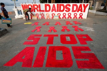 Desde 1988, cada 1 de diciembre se conmemora el Día Mundial del SIDA con la intención de concientizar sobre la enfermedad. La imagen es de Calcuta, India en 2017 (REUTERS)