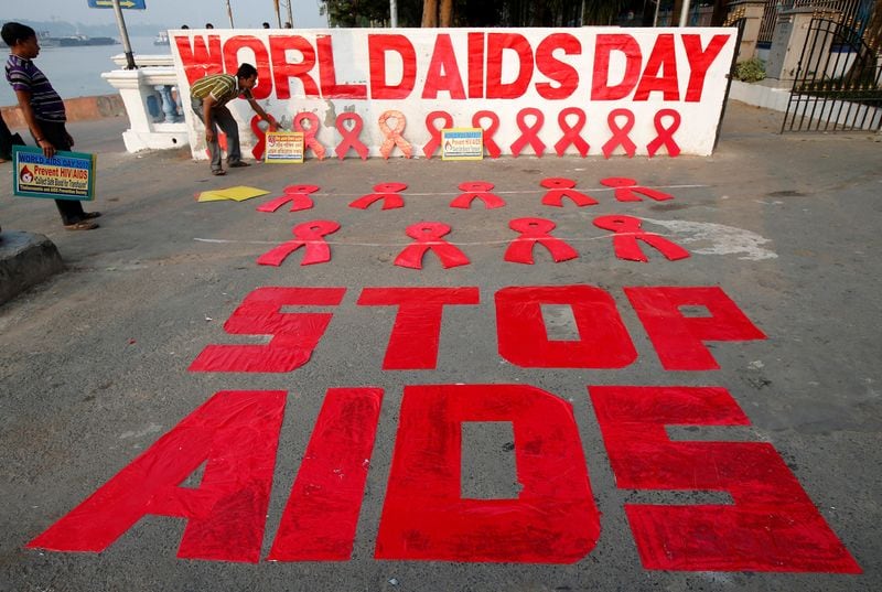 Desde 1988, cada 1 de diciembre se conmemora el Día Mundial del SIDA con la intención de concientizar sobre la enfermedad. La imagen es de Calcuta, India en 2017 (REUTERS)