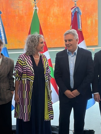 08/10/2026 La vicelehendakari primera y consejera de Cultura y Política Lingüística del Gobierno Vasco, Ibone Bengoetxea, en Córdoba (Argentina).
La vicelehendakari primera y consejera de Cultura y Política Lingüística del Gobierno Vasco, Ibone Bengoetxea, ha mantenido este jueves un encuentro institucional con el gobernador de la Provincia de Córdoba, Martín Llaryora, en el marco de la visita oficial que una delegación de Euskadi realiza a Argentina.
CULTURA SUDAMÉRICA ARGENTINA
IREKIA