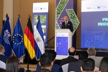 Embajador de la Unión Europea en El Salvador, Duccio Bandini se dirige al públivo en un evento. (Cortesía: Unión Europea)