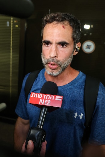 El pasajero israelí Asaf Rajuan habla con periodistas tras aterrizar en el aeropuerto Ben Gurion, en un vuelo de reemplazo de Flydubai. Dijo que entre varios mantuvieron inmovilizado al copiloto unos 50 minutos (Jack Guez/AFP)
