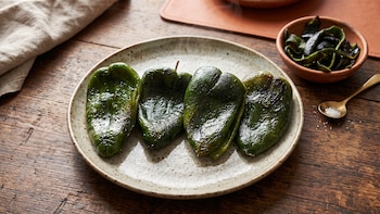 3 formas fáciles de pelar los chiles poblanos para hacer chiles en nogada