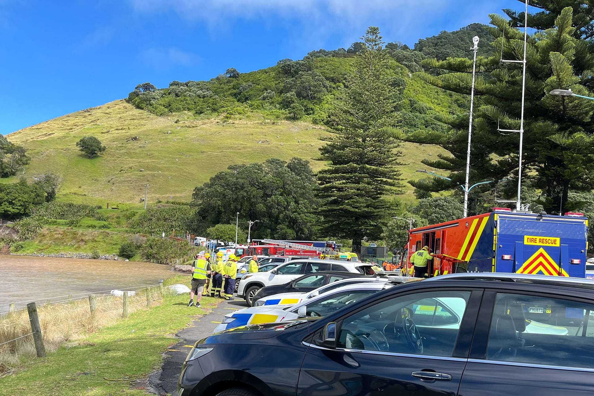 Los equipos de emergencia inspeccionan la zona después de que un deslizamiento de tierra afectara un campamento en el monte Maunganui, Nueva Zelanda, el jueves 22 de enero de 2026. (Fuente: AP)