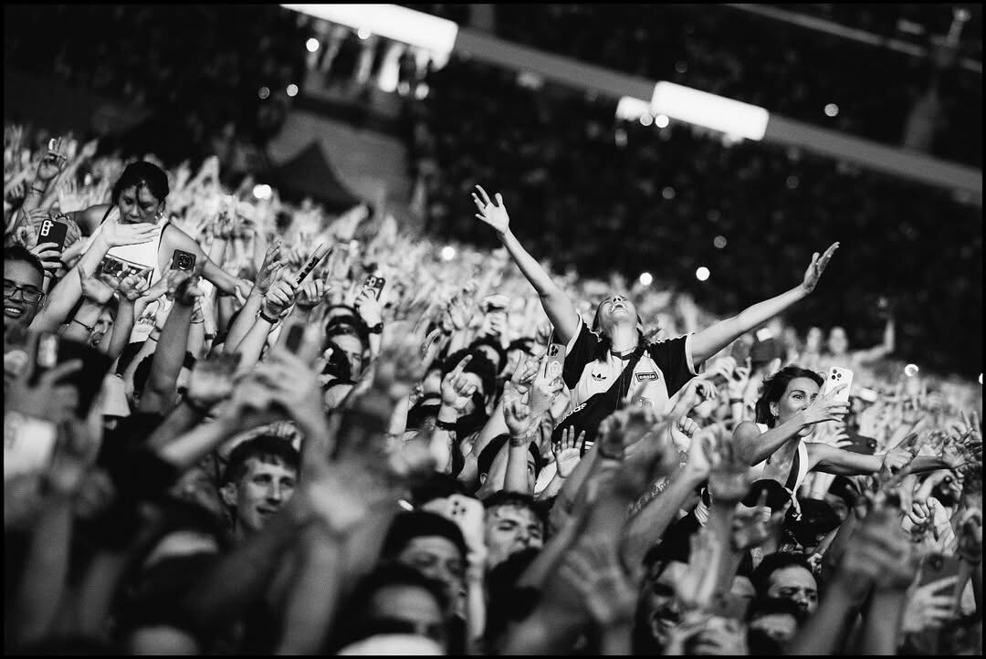Fans eufóricos cantaron sin parar desde la valla, envueltos en una mezcla de emoción y pogo